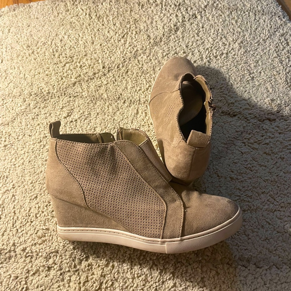 ANKLE BOOTIES
